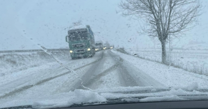 A sűrű havazás miatt korlátozzák a teherautók forgalmát két megyei útszakaszon
