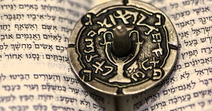 Több mint 38 millió dollárért kelt el a héber Biblia legkorábbi ismert példánya