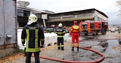 Rövidzárlat okozta a gyergyószentmiklósi üvegszálgyártó üzem csarnokában kiütött tüzet