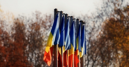 Megszavazták: 10 és 20 ezer lej közötti bírsággal büntethető Románia zászlajának meggyalázása