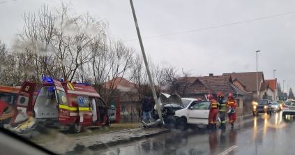 Villanyoszlopnak csapódott egy autó Csíkszeredában