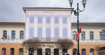 „Székely furfang” segítségével került vissza a magyar felirat a színház épületére Sepsiszentgyörgyön