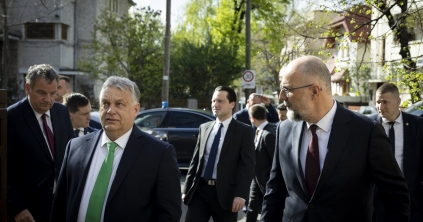 Orbán Viktor Bukarestben tárgyal