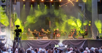 A fekete lyukaktól a kamarazenéig