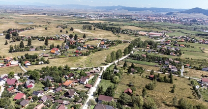 Felülnézetből villanegyed, szemmagasságból tanya
