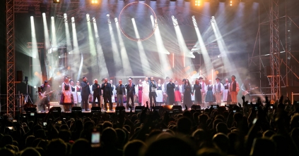 Dallal, zenével együtt a nyeregben