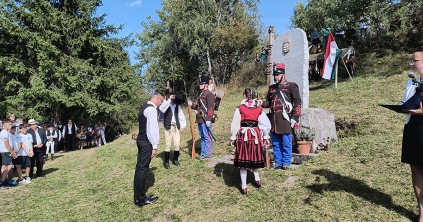 Főhajtás, a vérengzés helyszínén