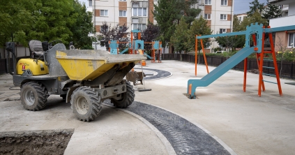 Biciklis körhinta és pókhálós iglu a láthatáron