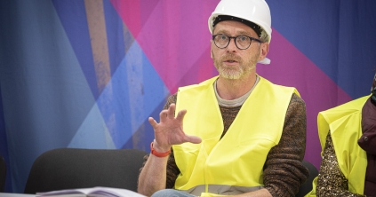 Évadkezdés munkavédelmi sisakban