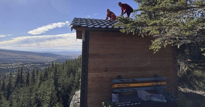 Tatarozzák a szentegyházi Oltárkő panorámakabinját