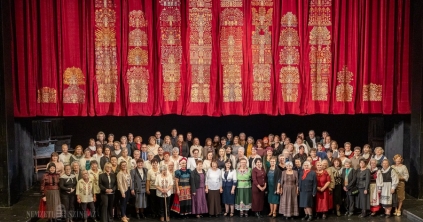 Díszfüggöny a magyar kultúra szálaiból Díszfüggöny a magyar kultúra szálaiból