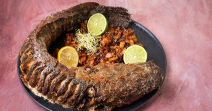 Egészben sült harcsa aszalt barackos hagymával