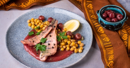 Meggylében párolt fogasfilé, pirított csicseriborsóval és citromos meggyszósszal Meggylében párolt fogasfilé, pirított csicseriborsóval és citromos meggyszósszal