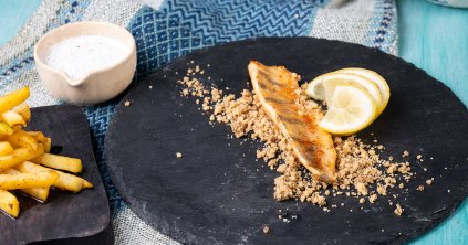 Csapósügérfilé pirított dióval, zsírban sült burgonyával és tormamártással