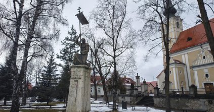 Ahol István pap térdet hajt