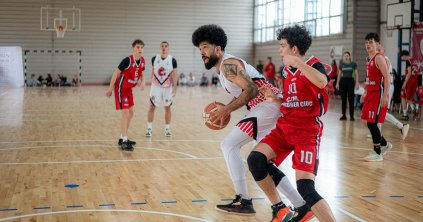 Gálameccsel avatták az új parkettát