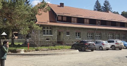 Nemsokára leaszfaltozzák a parkolót