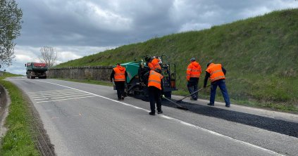 Kaszálnak és kátyúznak