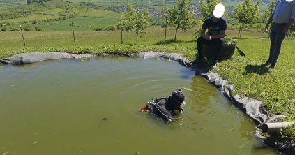 Tóba esett telefont hoztak fel a búvárok