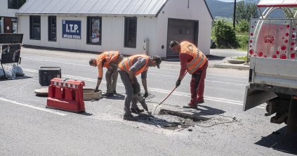 Megemelik az aknafedőket a Brassói úton
