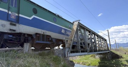 Szétvágták és elszállították a régi vasúti híd elemeit Csatószegen