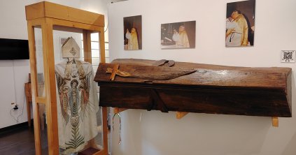 A püspök nyugalmát harminchat éven át őrző fedél
