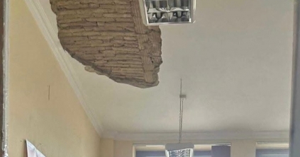 Leszakadt egy mennyezetrész egy osztályteremben