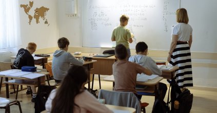 Adj, király, fiatal pedagógust