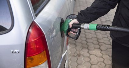 Júliusban csökkenhetnek az üzemanyagárak