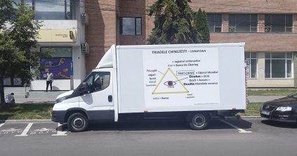 Összeesküvés-elméleteket terjesztő autók Csíkszeredában