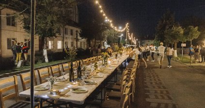 Egy asztalhoz ültek a város lakói