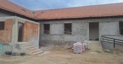 Tatarozzák a tölgyesi iskolát
