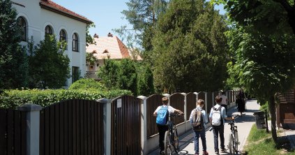 Szállítják a konténereket a Tompa László Általános Iskolához