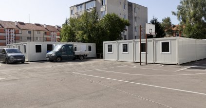 Szerelik a konténertermeket