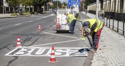 Kétnyelvű felirat a buszmegállókban