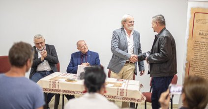 Szeredai bédekker rendkívül fiatalon született női szobrásszal