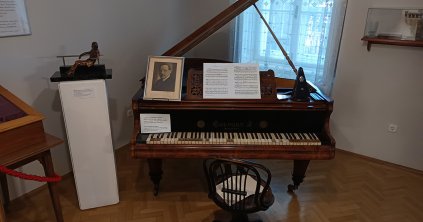 Újból Kálmán Imre szülőházában