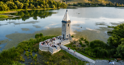 Elsüllyedt múlt, áradó emlékezet