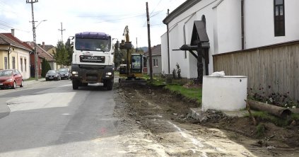 Épül a járda Gyilkostó úton