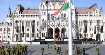 Felvonták a nemzeti lobogót az Országház előtt