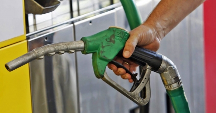 Pénzügyminiszter: több mint egy lejjel lenne olcsóbb az üzemanyag a töltőállomásokon