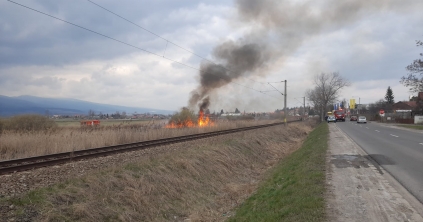 Két hektáron lángol a száraz növényzet Csíkszeredában