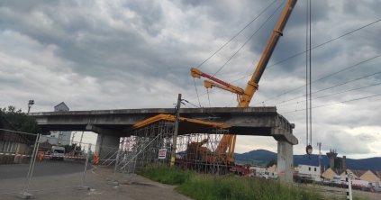 Újabb látványos szakaszához érkezett a vasúti felüljáró híd bontása