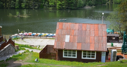 Tiszta vizet kellene önteni a pohárba