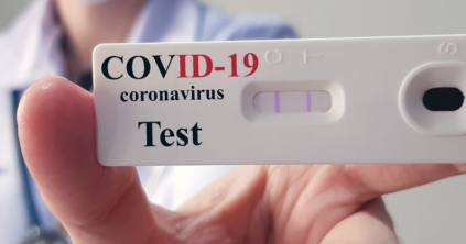Péntektől megszűnik a külföldről Angliába beutazó oltott személyek koronavírus-tesztelési kötelezettsége