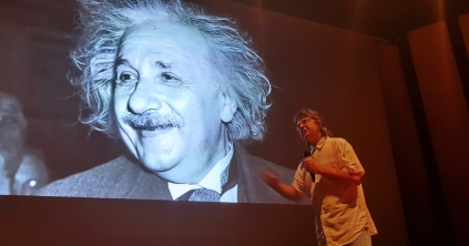 Természettudományos előadás Einstein emlékére