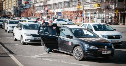 Európai szabványú biztonsági üvegből készült ablakokkal kell felszerelni a taxikat