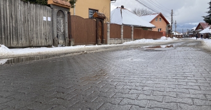 Aszfalt helyett térkővel burkolják az utat