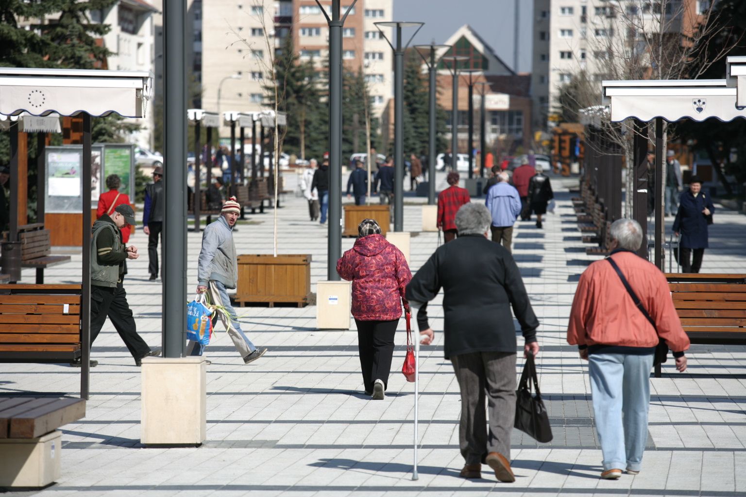 A nap bármely órájában elhagyhatják otthonukat a 65 év fölötti személyek is