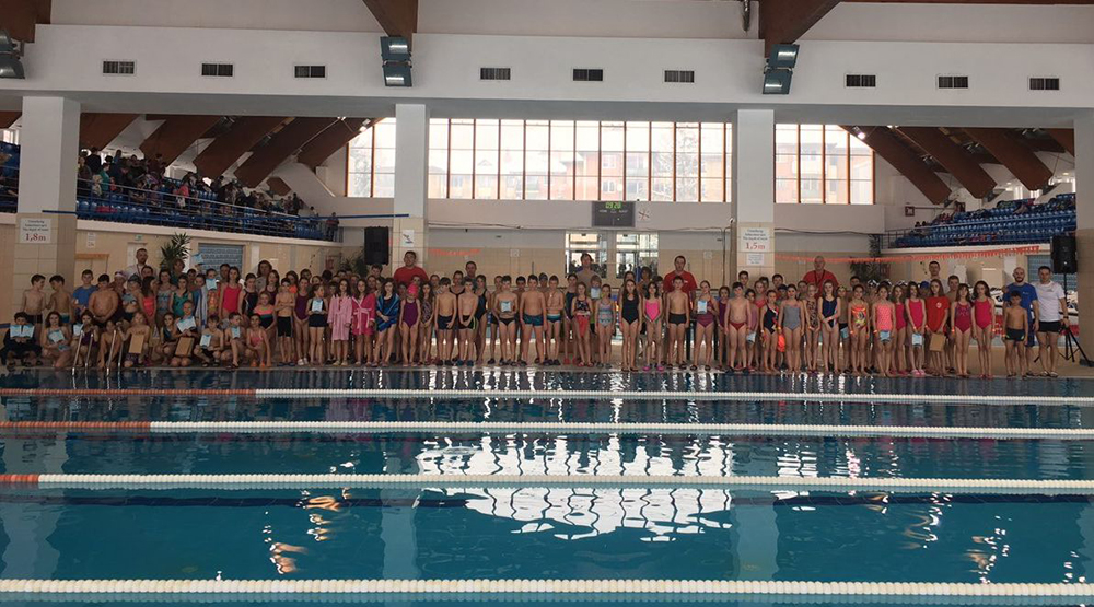 Úszóversenyt tartottak a csíkszeredai iskolásoknak